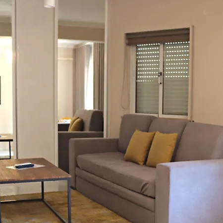 Apartment Kiss -