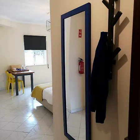 Apartment Kiss -