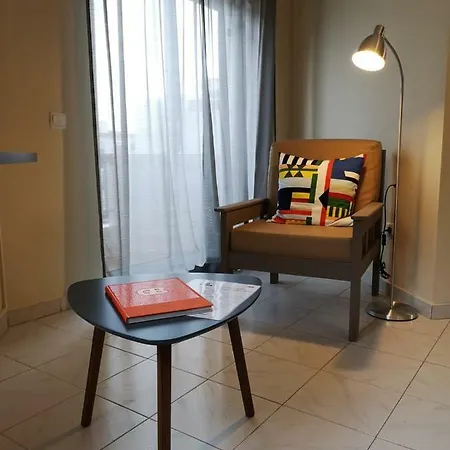 Apartment Kiss -